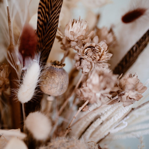 mariage autour de la fleur sechee